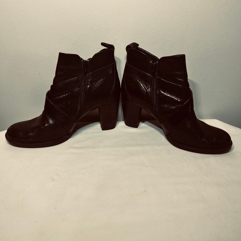 Born Boots Shola Black Leather Harness Strap Zip Ankle Stacked Heel Booties 9M - Picture 2 of 8